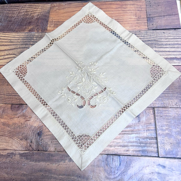 Vintage Set Embroidered Beige Table Runner w 2 Napkins Cutwork Embroidery - Picture 5 of 6